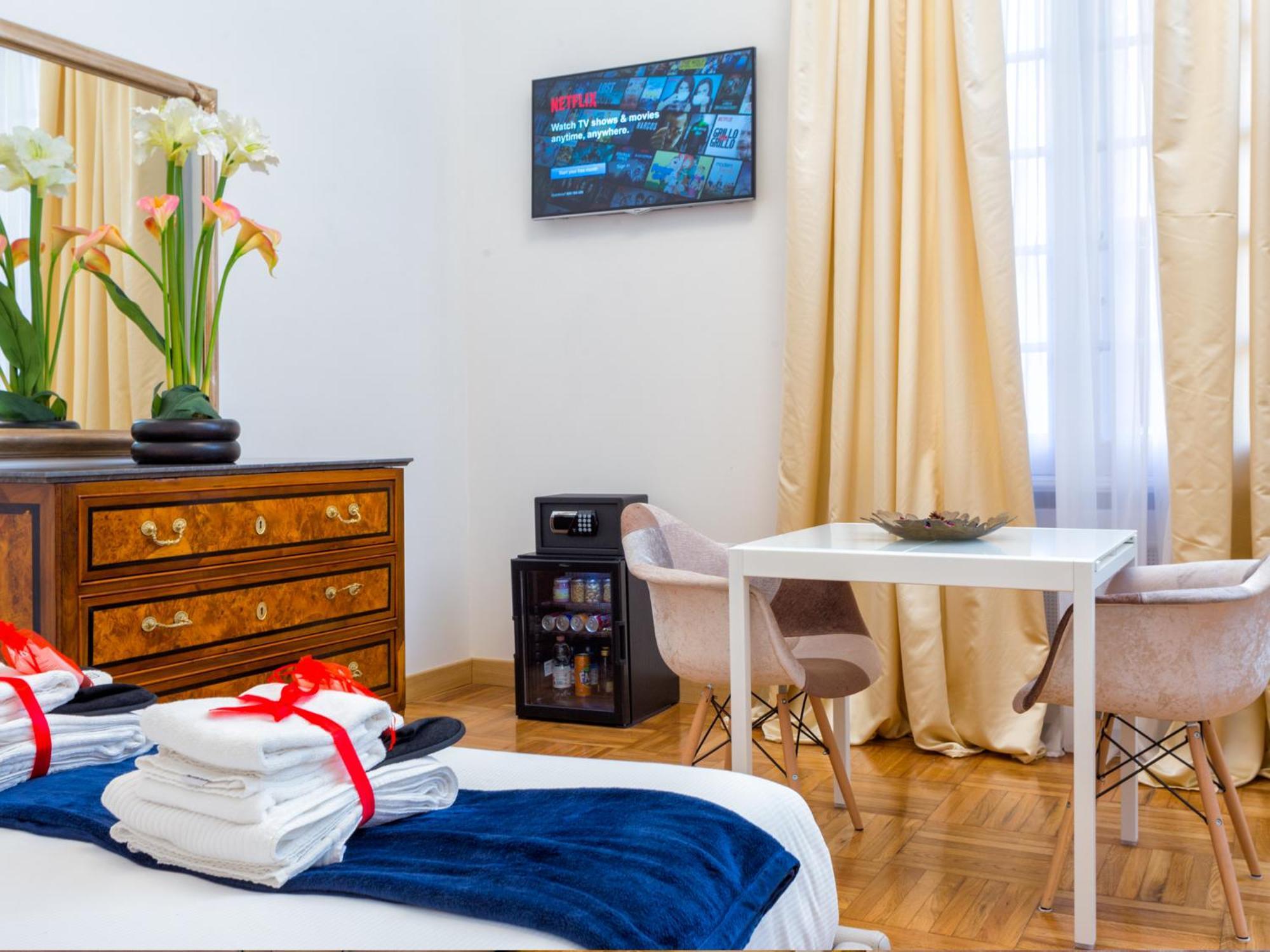 Queen Palace Suites — Photos 1
